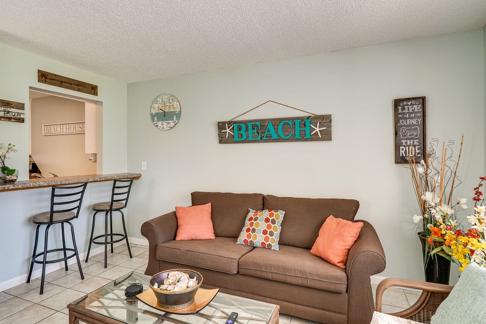 1st-Floor Resort Condo in PCB - Walk to Beach! Apartment in Panama City Beach