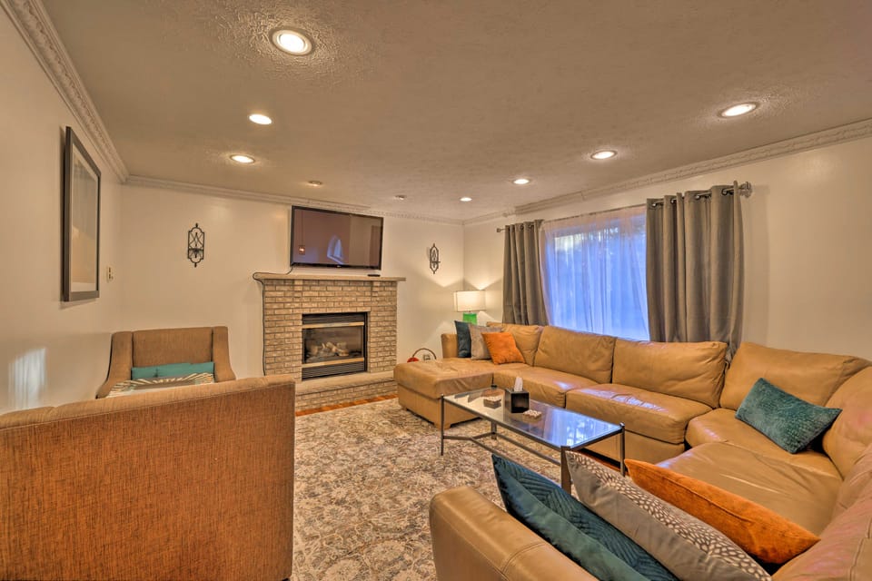 Resort Perks & Lake Access: Poconos Retreat House in Pocono Mountains