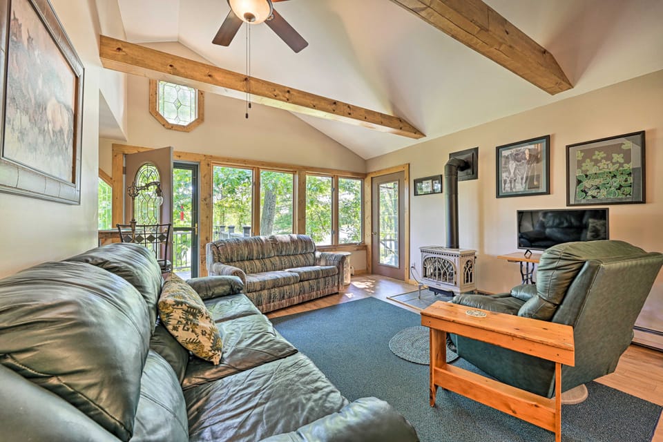 Lakeside Iola Hideaway: Stunning Nature Views Cottage in Wisconsin