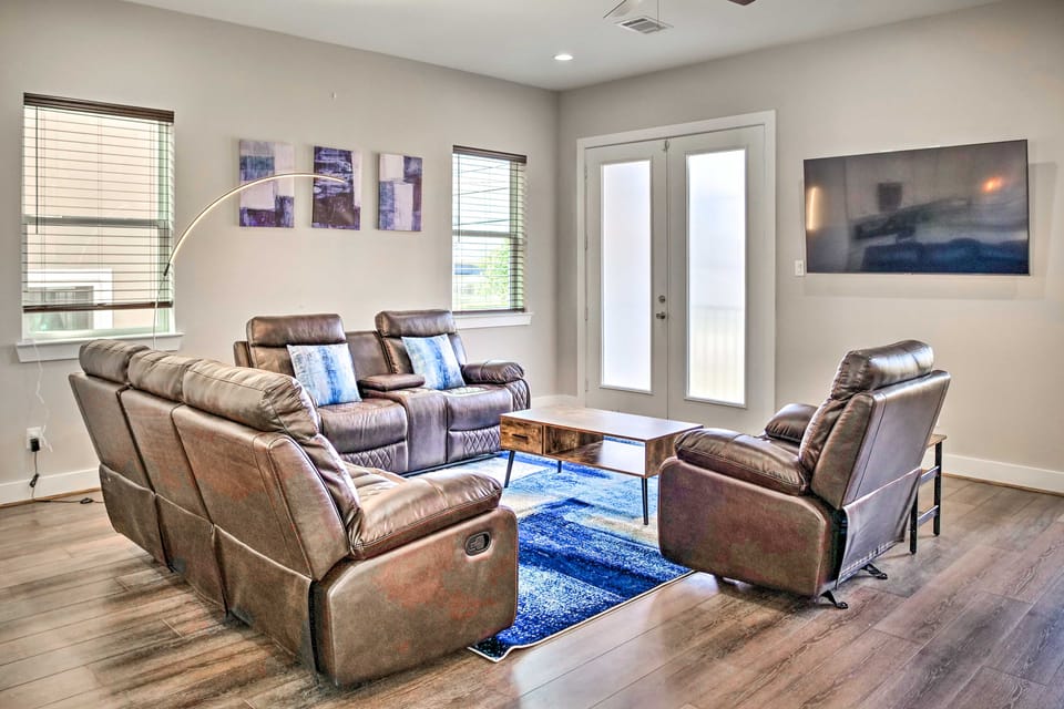 Pet-Friendly Stay for Soccer Fans: 5 Mi to NRG! House in Houston
