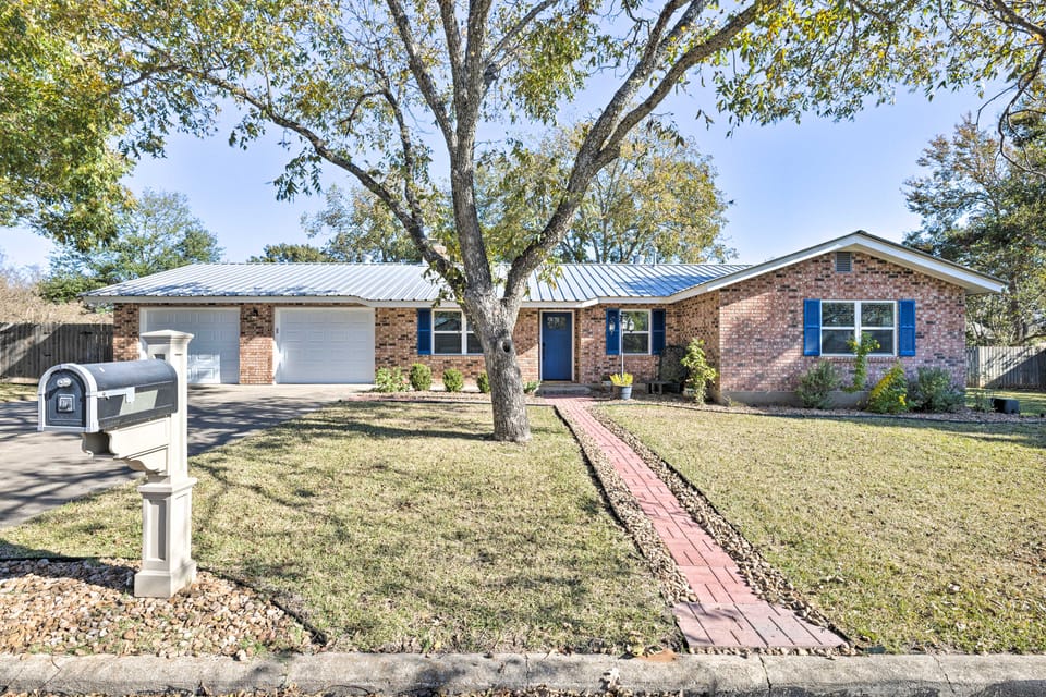 Updated 'Blue Door Haus' ~ 1 Mi to Main St! House in Fredericksburg