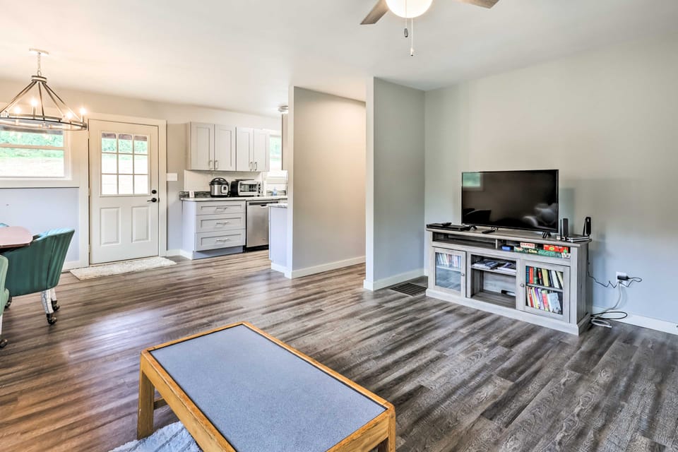 Near Hiking + Wineries! Newland Retreat w/ Creek House in Tennessee