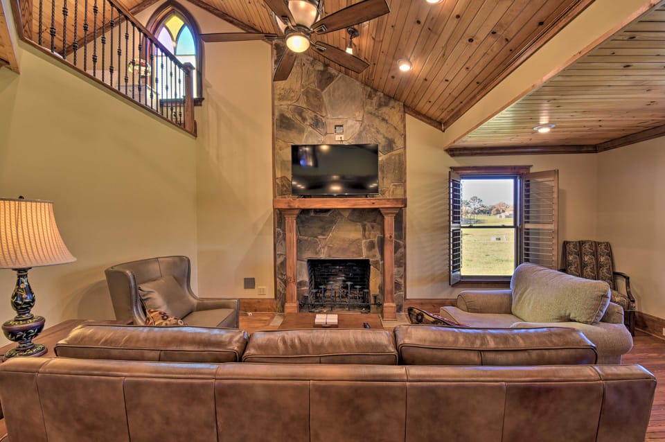 Clarkesville Ranch Cabin w/ Screened-In Porch! House in Georgia