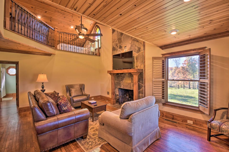 Clarkesville Ranch Cabin w/ Screened-In Porch! House in Georgia
