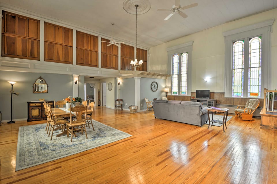 Lisle Apt: Fireplace & Stained Glass Windows! Apartment in Pennsylvania