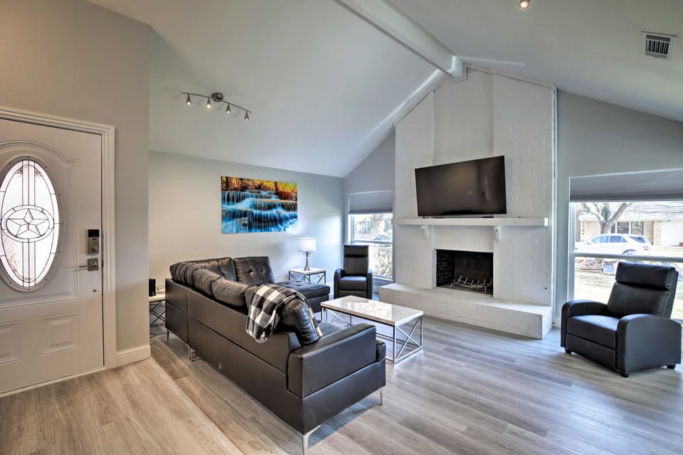 17 Mi to Dallas: Richardson Home w/ Hot Tub House in Richardson