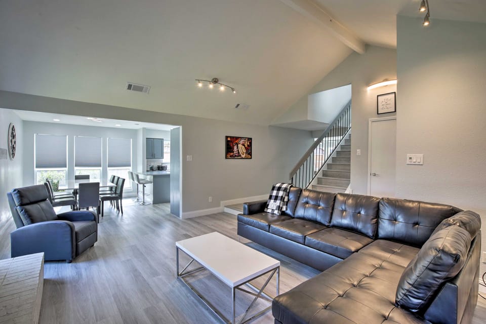 17 Mi to Dallas: Richardson Home w/ Hot Tub House in Richardson