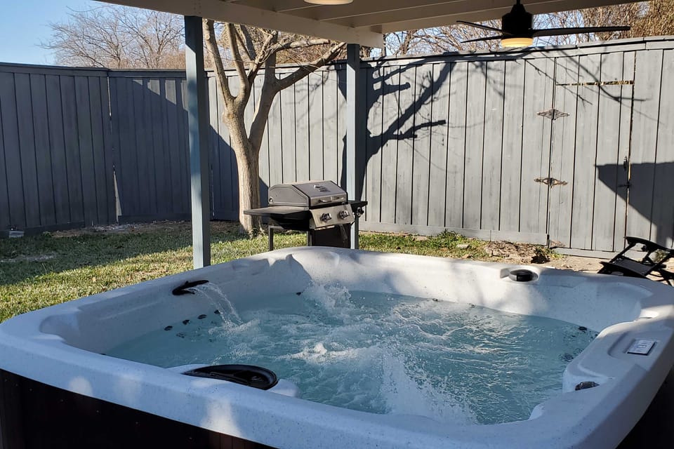 17 Mi to Dallas: Richardson Home w/ Hot Tub House in Richardson