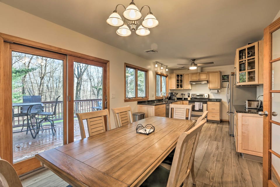 Family-Friendly Woodbury Home with Yard + Deck! House in Woodbury