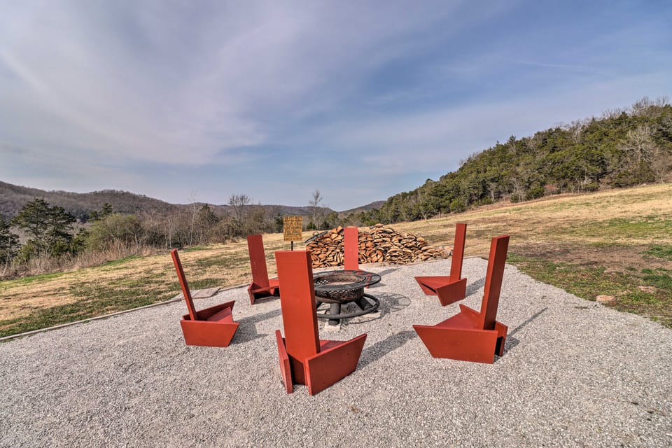 Pet-Friendly Studio w/ Loft & Mountain Views! Apartment in Arkansas