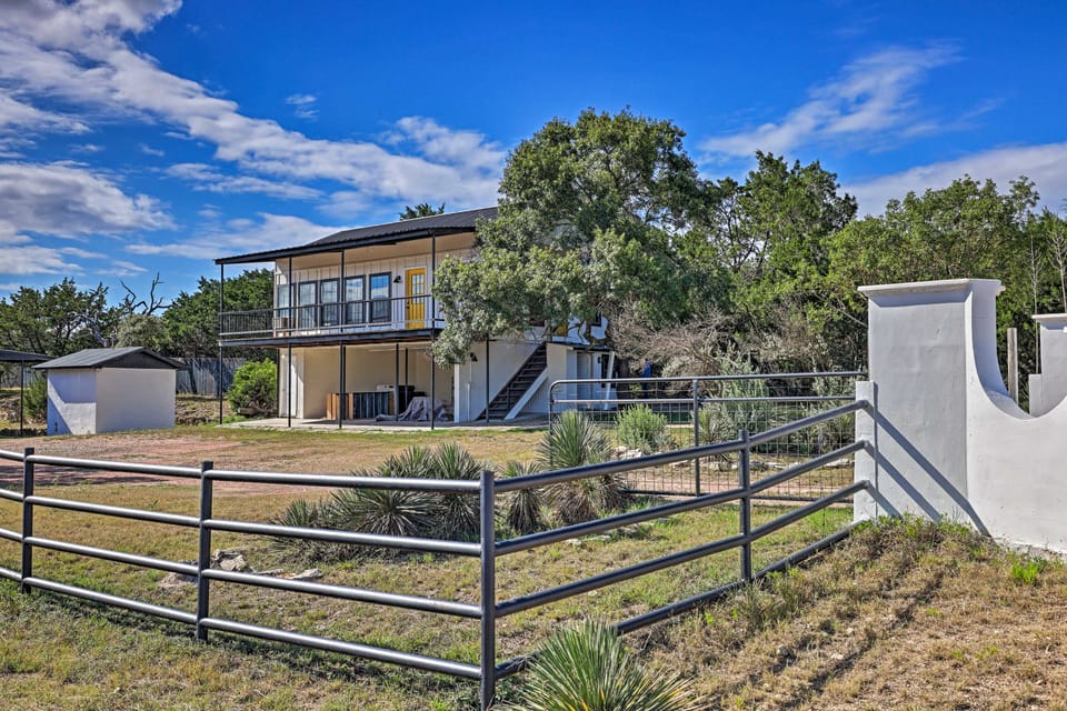 Chic Fredericksburg Retreat - Near Wineries! Cottage in Rio Grande