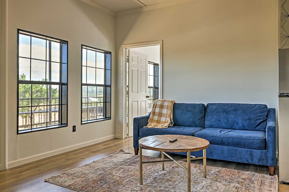 Chic Fredericksburg Retreat - Near Wineries! Cottage in Rio Grande