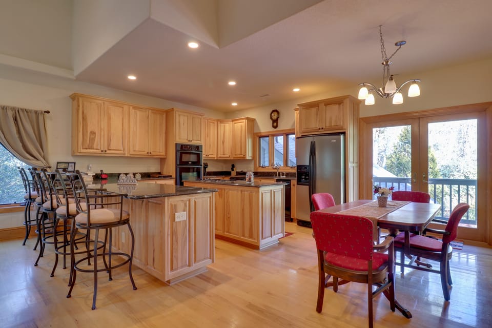 11 Mi to Ski Sapphire: 'Heaven South' Apt w/ Porch Apartment in Tennessee