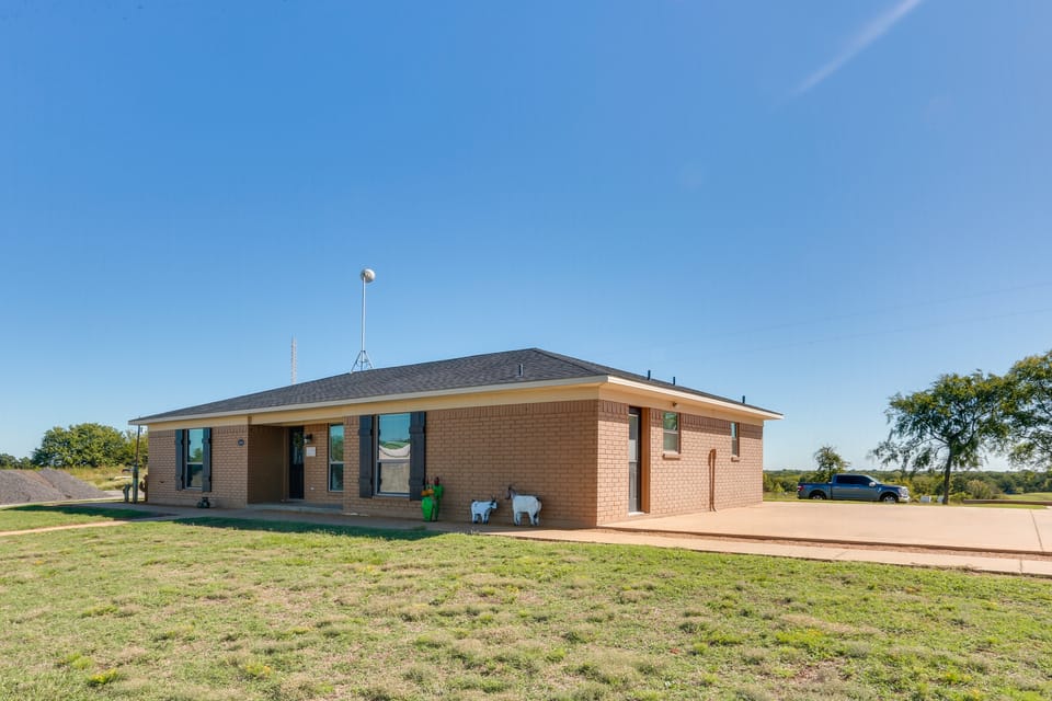 Ranch Getaway with Pool and Horse Stall Access! House in Oklahoma