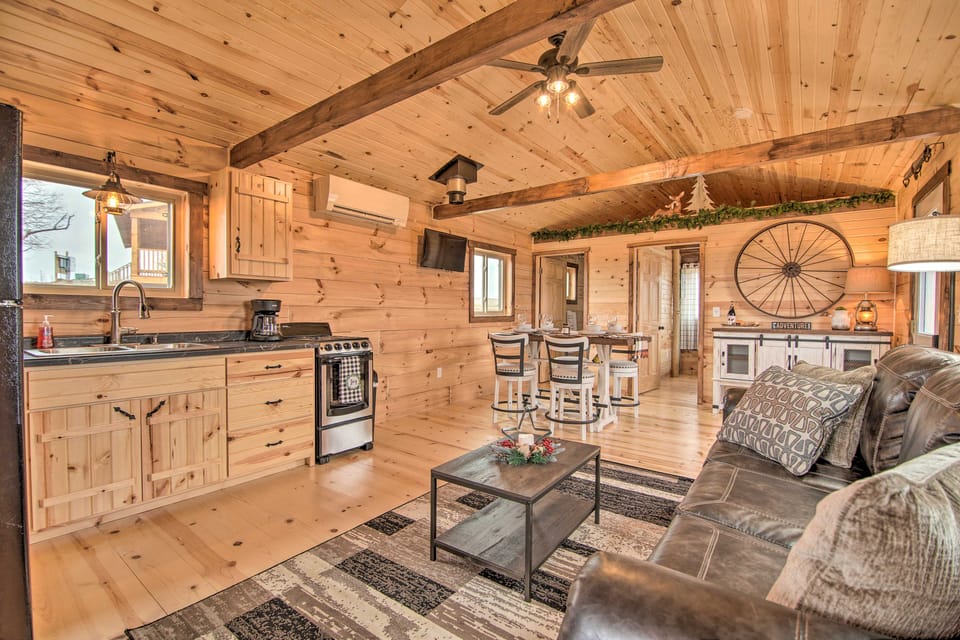 Serene Views: Quiet Farmhouse Cabin in Wisconsin! House in Wisconsin