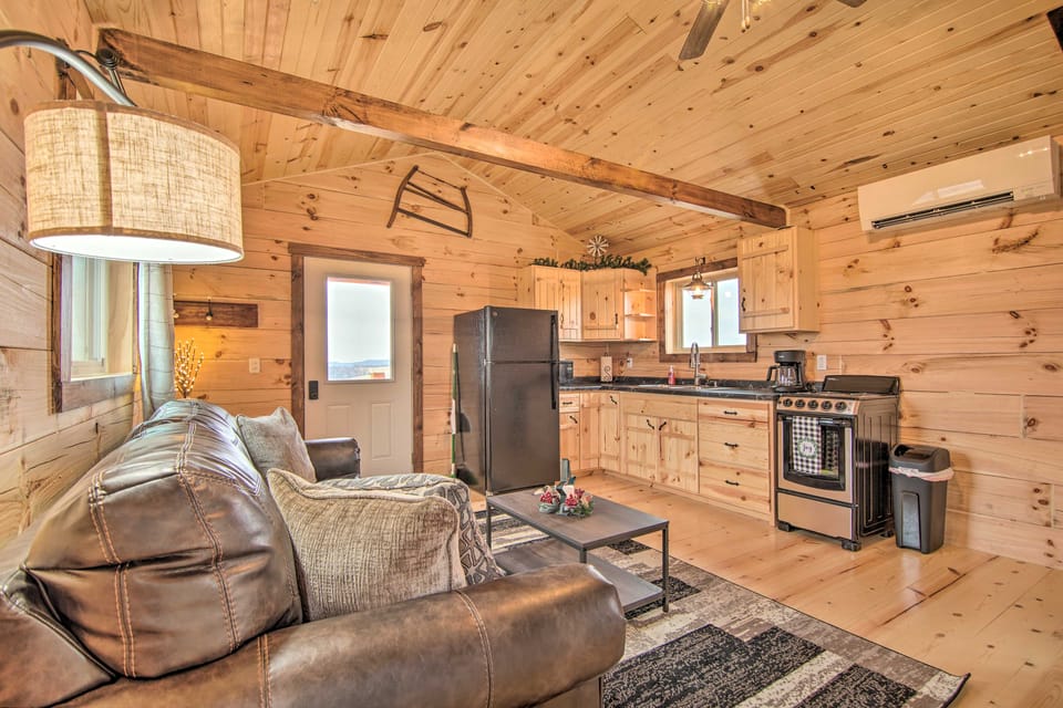 Serene Views: Quiet Farmhouse Cabin in Wisconsin! House in Wisconsin