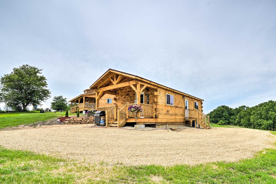 Serene Views: Quiet Farmhouse Cabin in Wisconsin! House in Wisconsin
