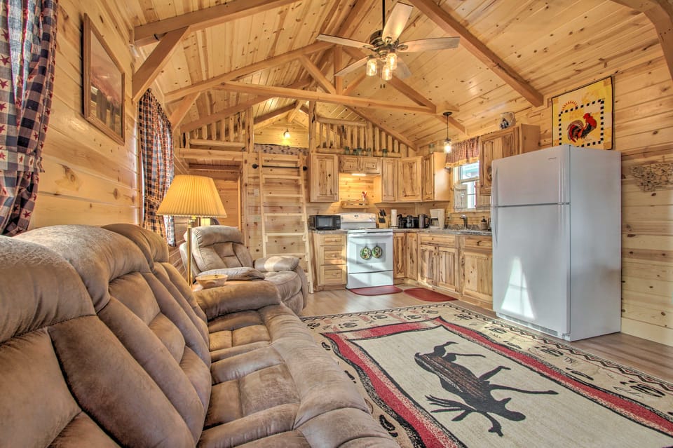 Cozy Augusta Cabin w/ Grill - Walk to Main St House in Idaho