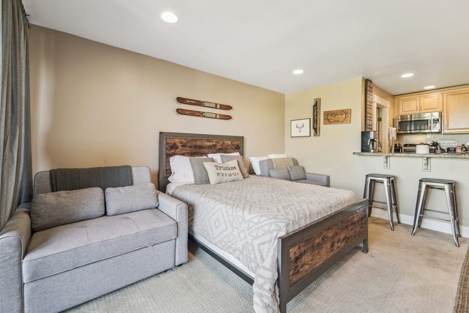 On-Site Skiing: Truckee Studio w/ Balcony Apartment in Truckee