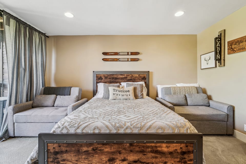 On-Site Skiing: Truckee Studio w/ Balcony Apartment in Truckee