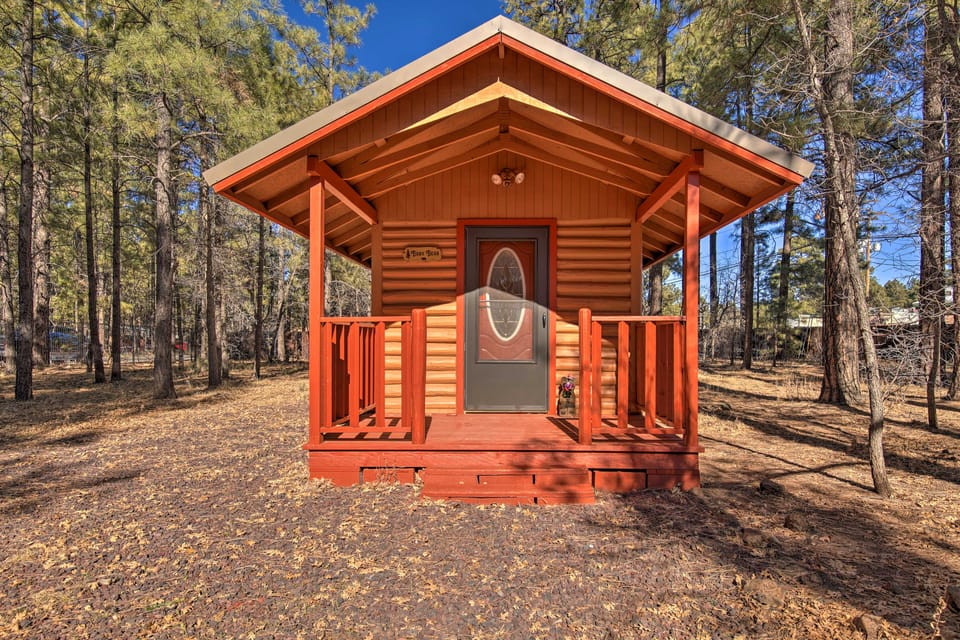 3-Cabin Pinetop Compound w/ Hot Tub & Yard House in Pinetop-Lakeside