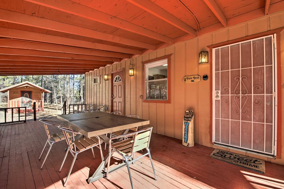 3-Cabin Pinetop Compound w/ Hot Tub & Yard House in Pinetop-Lakeside