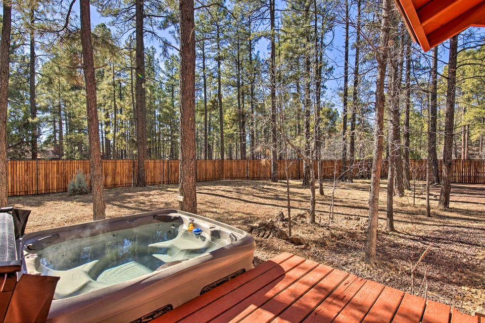 3-Cabin Pinetop Compound w/ Hot Tub & Yard House in Pinetop-Lakeside