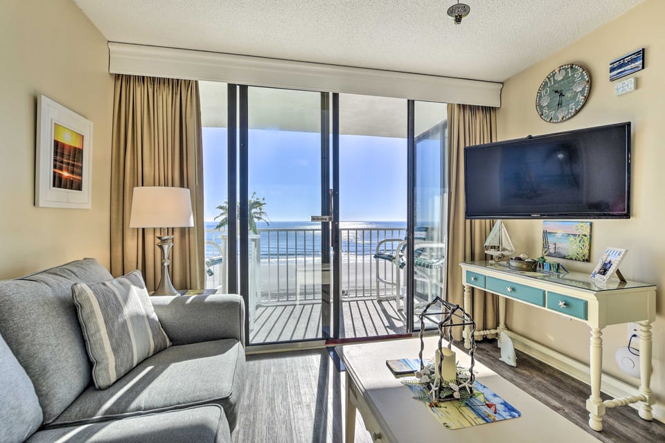 Ocean Views & Pool Access: Myrtle Beach Condo! Apartment in South Carolina