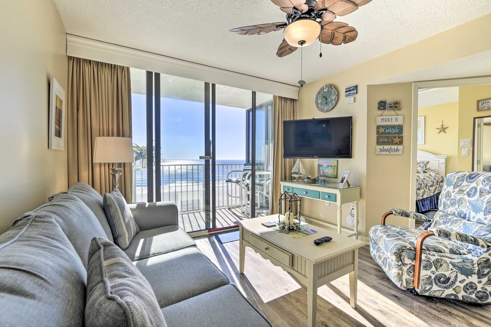 Ocean Views & Pool Access: Myrtle Beach Condo! Apartment in South Carolina