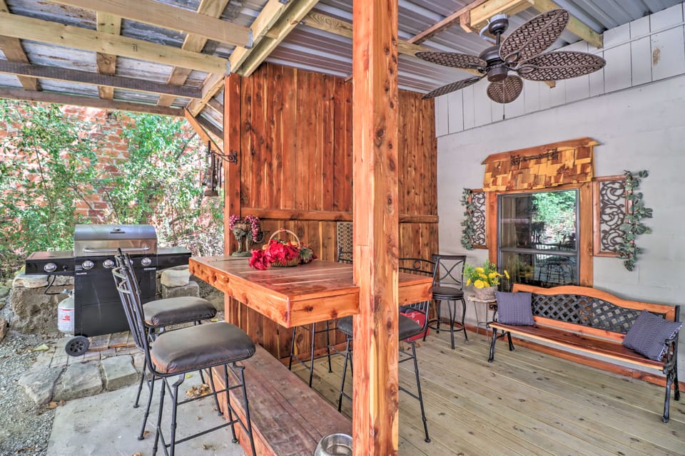 Quiet, Historic Manor: Located in Ghost Town! House in Arkansas