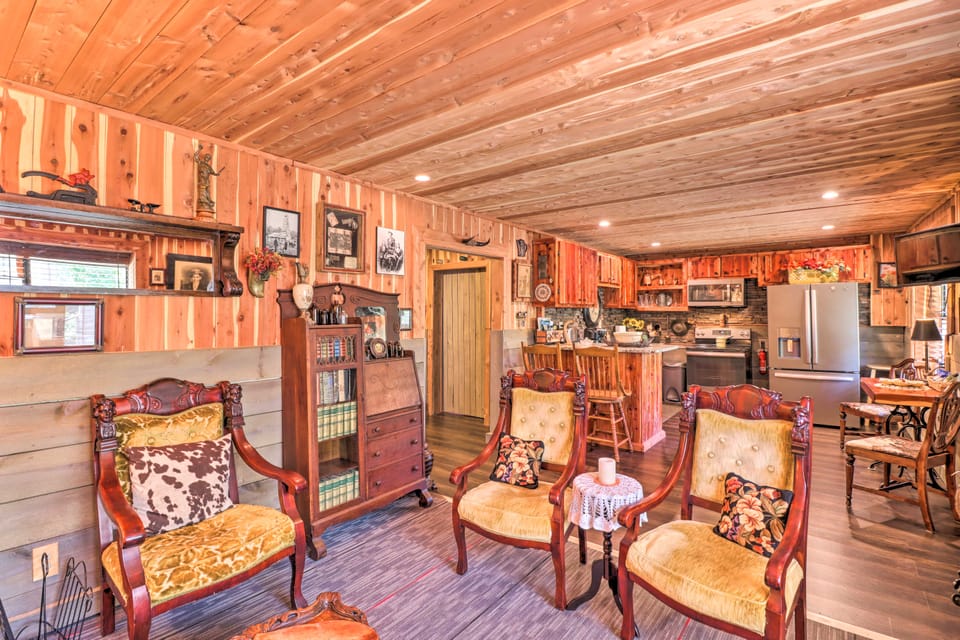 Quiet, Historic Manor: Located in Ghost Town! House in Arkansas