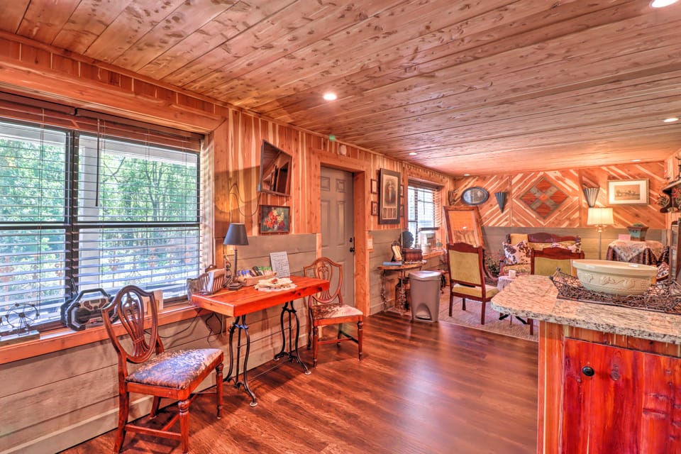 Quiet, Historic Manor: Located in Ghost Town! House in Arkansas