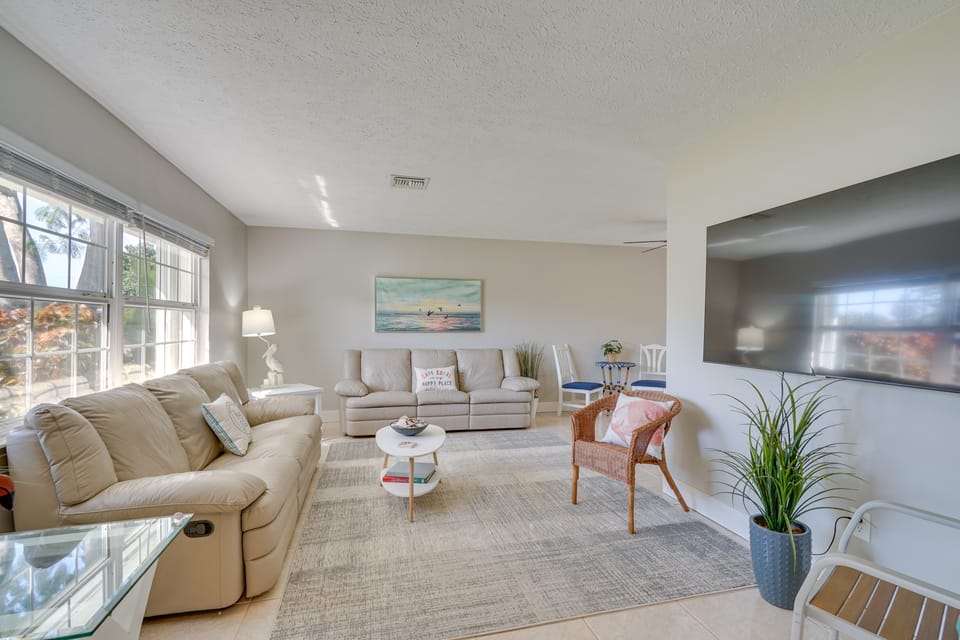 Saltwater Pool & Dog Friendly: ‘The Cape Escape’ House in Cape Coral