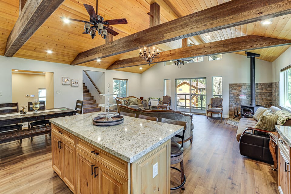 Cozy Pine Mountain Club Cabin w/ Large Deck House in Pine Mountain Club