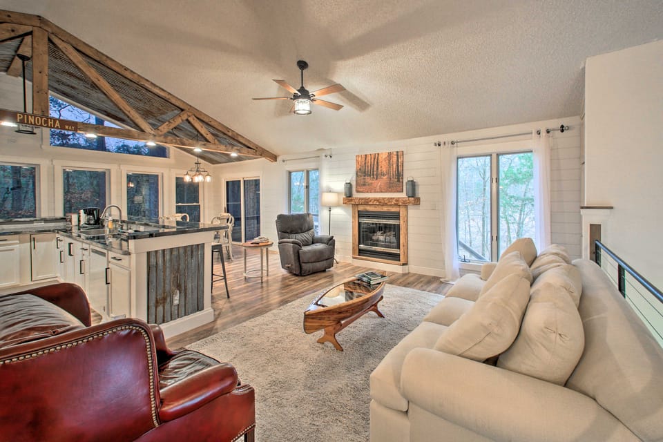 15 Mi to Hot Springs Nat'l Park: Home w/ Fire Pit! House in Arkansas
