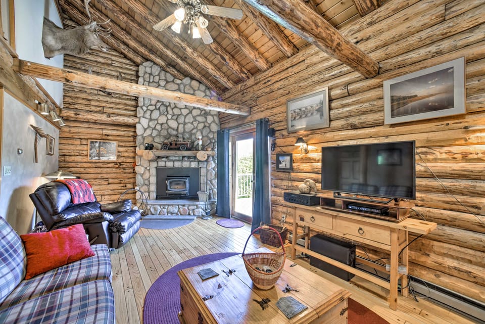 Pet-Friendly New York Cabin w/ Hot Tub & Game Room House in Capital District, NY, USA