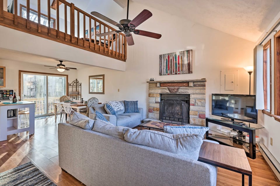 4 Mi to Tobyhanna State Park: Home w/ Fire Pit House in Coolbaugh Township