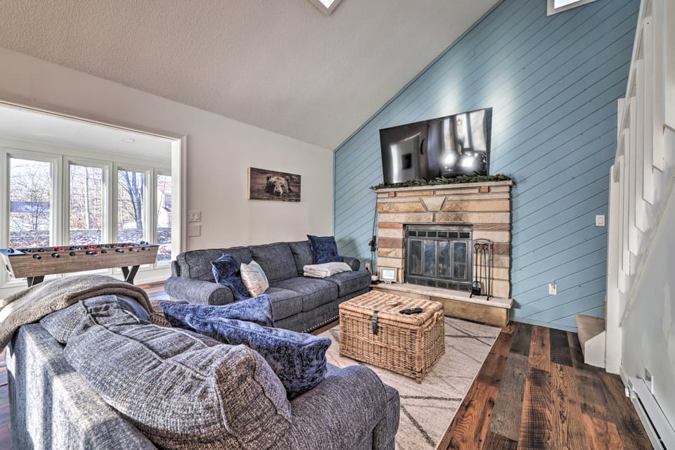 Hot Tub, Fire Pit & Game Room: Tobyhanna Home! Cottage in Coolbaugh Township