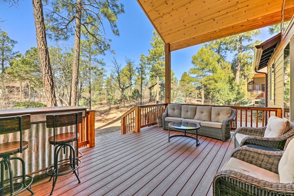 Hot Tub & Ponderosa Views! Luxe Cabin in Lakeside House in Show Low