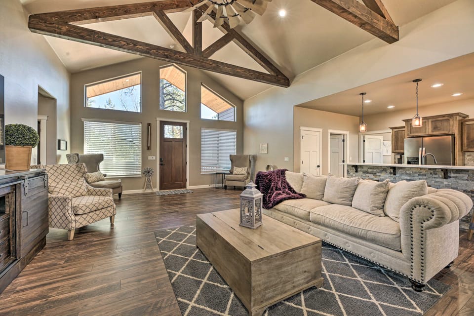 Hot Tub & Ponderosa Views! Luxe Cabin in Lakeside House in Show Low