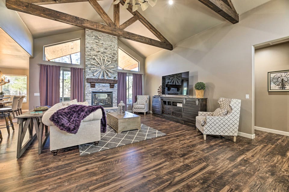 Hot Tub & Ponderosa Views! Luxe Cabin in Lakeside House in Show Low