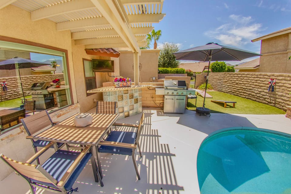 Pool, Putting Green, BBQ! Group Haven in La Quinta House in La Quinta