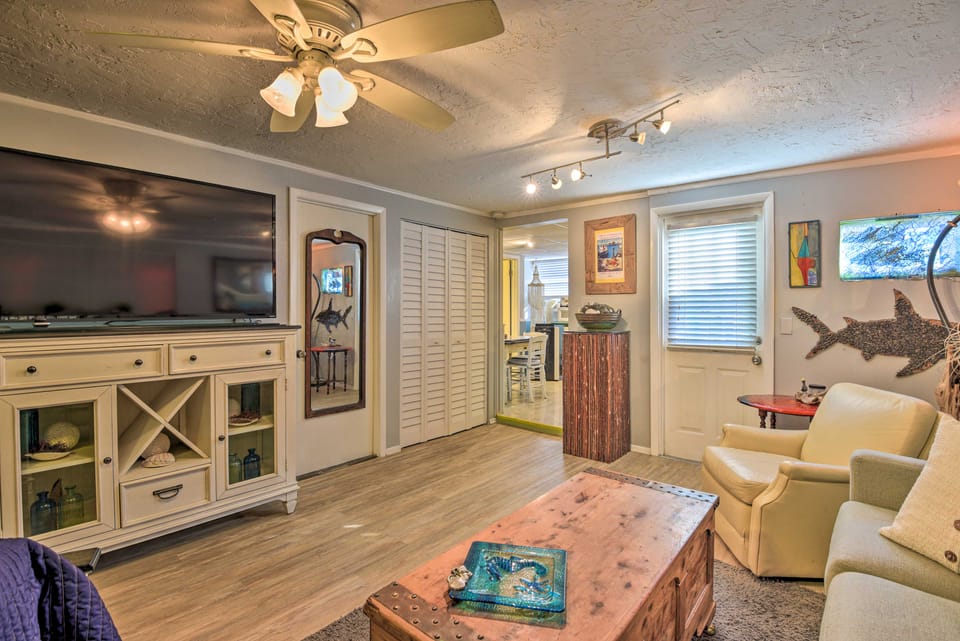 8 Mi to Beaches: Artistic Bradenton Studio w/ Yard Apartment in Bradenton