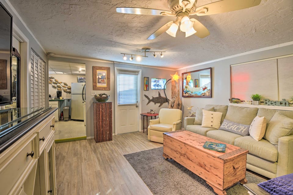 8 Mi to Beaches: Artistic Bradenton Studio w/ Yard Apartment in Bradenton