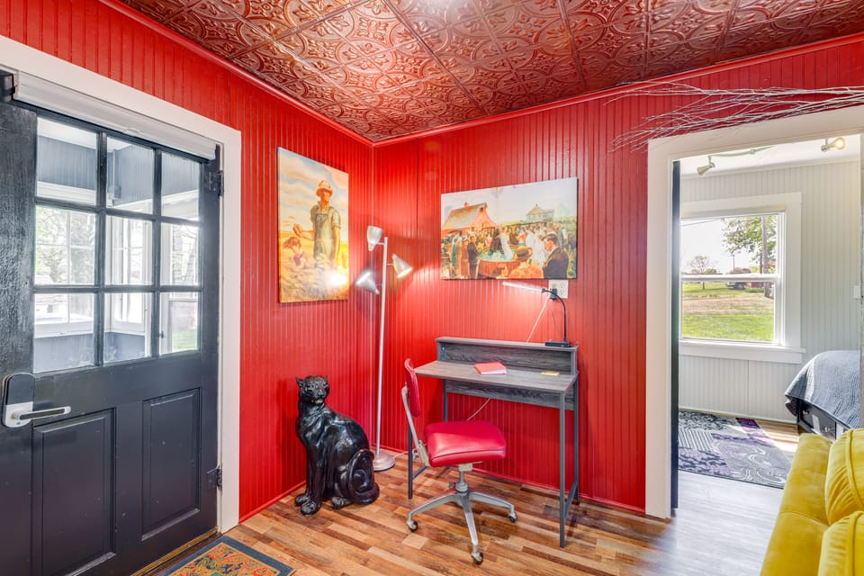Homey Cottage with Sunroom & Smart TV! Cottage in Kansas