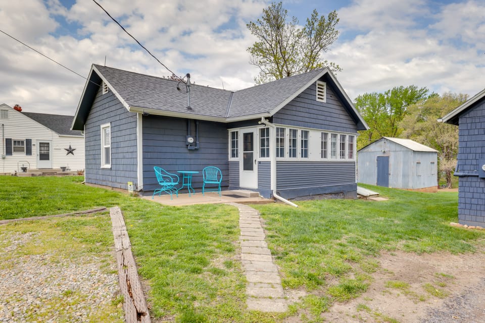 Homey Cottage with Sunroom & Smart TV! Cottage in Kansas
