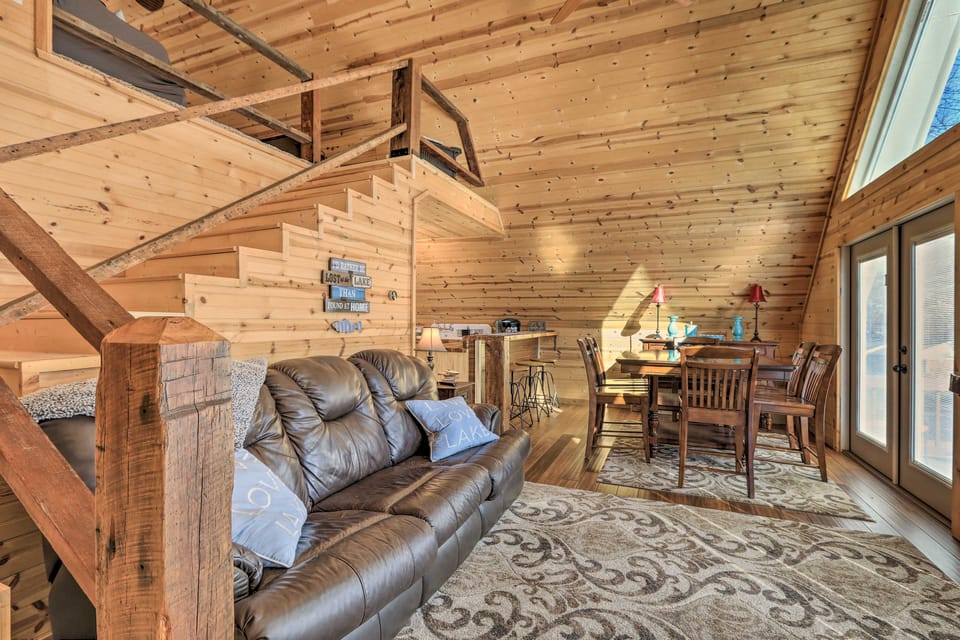 Sparta Lake Home w/ Deck & Boating Access! House in Lake Sinclair