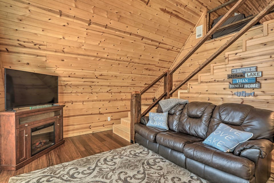 Sparta Lake Home w/ Deck & Boating Access! House in Lake Sinclair
