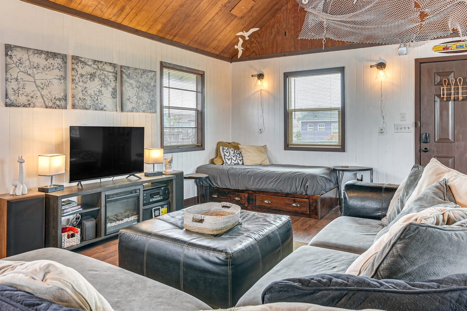 Walk to Shore: Cottage w/ Deck in Surfside Beach! Apartment in Surfside Beach