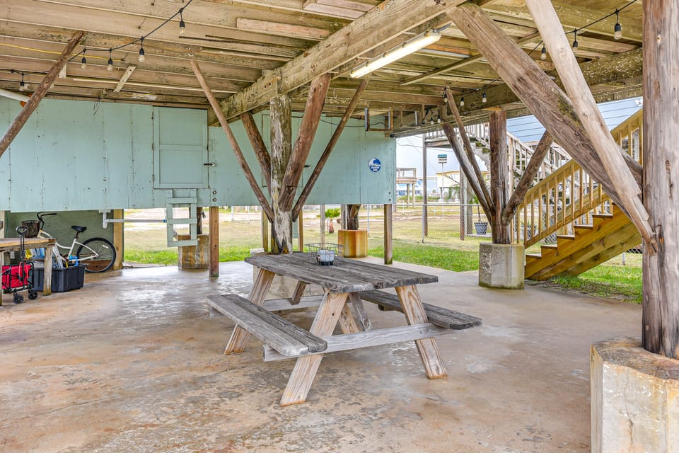 Walk to Shore: Cottage w/ Deck in Surfside Beach! Apartment in Surfside Beach